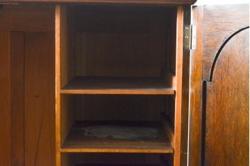 イギリスアンティーク　格式のある佇まいが上品な小振りのワードローブ(収納棚、キャビネット、洋服タンス)(R-055700)