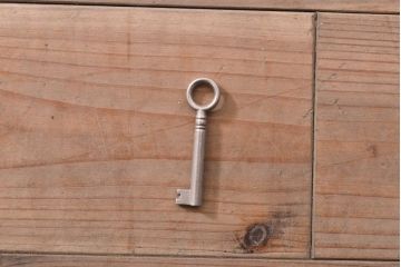 イギリスアンティーク　格式のある佇まいが上品な小振りのワードローブ(収納棚、キャビネット、洋服タンス)(R-055700)