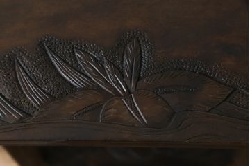 和製ビンテージ　軽井沢彫り　流れるような菖蒲の彫刻が美しいサイドテーブル(ナイトテーブル、飾り台、花台、コンソールテーブル、ヴィンテージ)(R-055708)