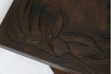 和製ビンテージ　軽井沢彫り　流れるような菖蒲の彫刻が美しいサイドテーブル(ナイトテーブル、飾り台、花台、コンソールテーブル、ヴィンテージ)(R-055708)