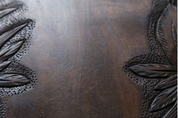 和製ビンテージ　軽井沢彫り　流れるような菖蒲の彫刻が美しいサイドテーブル(ナイトテーブル、飾り台、花台、コンソールテーブル、ヴィンテージ)(R-055708)