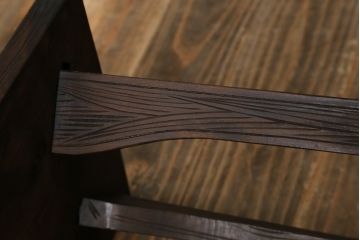 和製ビンテージ　軽井沢彫り　流れるような菖蒲の彫刻が美しいサイドテーブル(ナイトテーブル、飾り台、花台、コンソールテーブル、ヴィンテージ)(R-055708)
