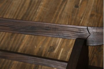 和製ビンテージ　軽井沢彫り　流れるような菖蒲の彫刻が美しいサイドテーブル(ナイトテーブル、飾り台、花台、コンソールテーブル、ヴィンテージ)(R-055708)