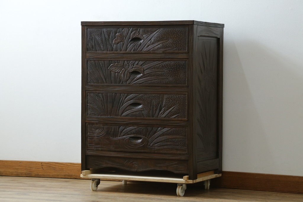 和製ヴィンテージ　伝統工芸　軽井沢彫り　大胆にあしらわれた菖蒲の彫りが存在感を放つサイドチェスト　(R-055709)