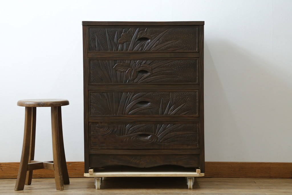 和製ヴィンテージ　伝統工芸　軽井沢彫り　大胆にあしらわれた菖蒲の彫りが存在感を放つサイドチェスト　(R-055709)