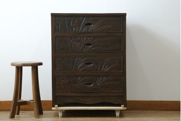 和製ヴィンテージ　伝統工芸　軽井沢彫り　大胆にあしらわれた菖蒲の彫りが存在感を放つサイドチェスト　(R-055709)
