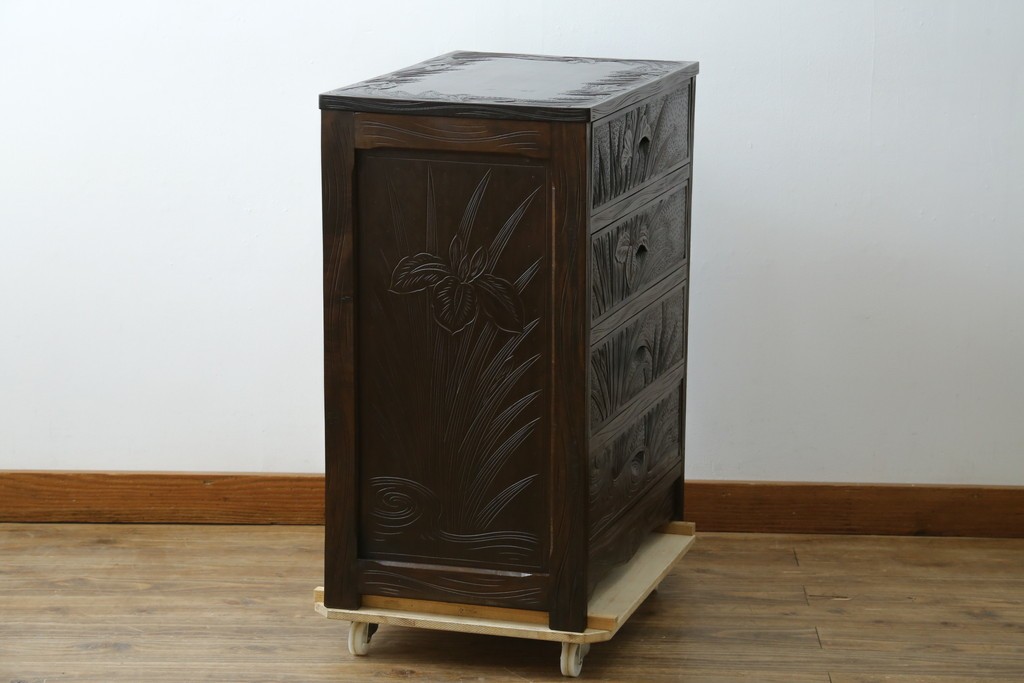 和製ヴィンテージ　伝統工芸　軽井沢彫り　大胆にあしらわれた菖蒲の彫りが存在感を放つサイドチェスト　(R-055709)