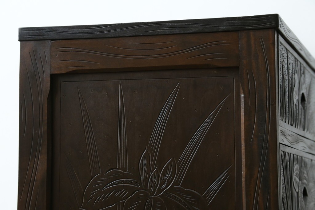 和製ヴィンテージ　伝統工芸　軽井沢彫り　大胆にあしらわれた菖蒲の彫りが存在感を放つサイドチェスト　(R-055709)