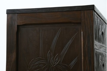 和製ヴィンテージ　伝統工芸　軽井沢彫り　大胆にあしらわれた菖蒲の彫りが存在感を放つサイドチェスト　(R-055709)
