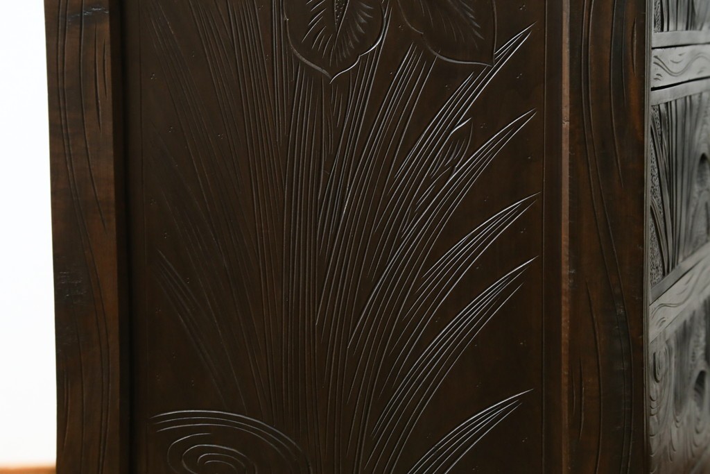 和製ヴィンテージ　伝統工芸　軽井沢彫り　大胆にあしらわれた菖蒲の彫りが存在感を放つサイドチェスト　(R-055709)