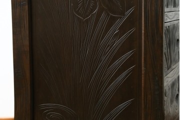 和製ヴィンテージ　伝統工芸　軽井沢彫り　大胆にあしらわれた菖蒲の彫りが存在感を放つサイドチェスト　(R-055709)