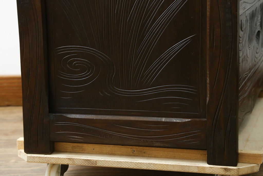 和製ヴィンテージ　伝統工芸　軽井沢彫り　大胆にあしらわれた菖蒲の彫りが存在感を放つサイドチェスト　(R-055709)