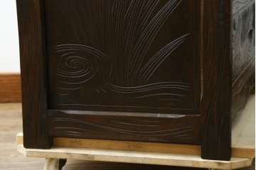 和製ヴィンテージ　伝統工芸　軽井沢彫り　大胆にあしらわれた菖蒲の彫りが存在感を放つサイドチェスト　(R-055709)
