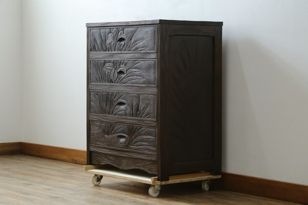 和製ヴィンテージ　伝統工芸　軽井沢彫り　大胆にあしらわれた菖蒲の彫りが存在感を放つサイドチェスト　(R-055709)