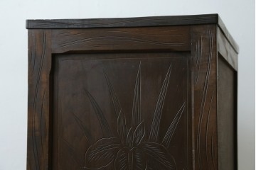 和製ヴィンテージ　伝統工芸　軽井沢彫り　大胆にあしらわれた菖蒲の彫りが存在感を放つサイドチェスト　(R-055709)