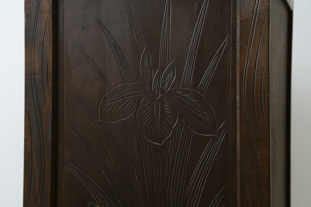 和製ヴィンテージ　伝統工芸　軽井沢彫り　大胆にあしらわれた菖蒲の彫りが存在感を放つサイドチェスト　(R-055709)