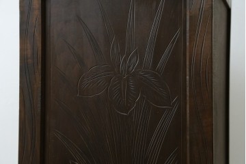 和製ヴィンテージ　伝統工芸　軽井沢彫り　大胆にあしらわれた菖蒲の彫りが存在感を放つサイドチェスト　(R-055709)