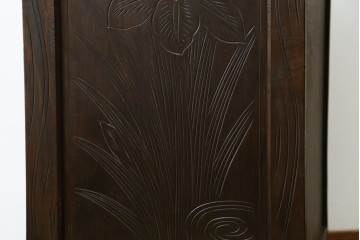 和製ヴィンテージ　伝統工芸　軽井沢彫り　大胆にあしらわれた菖蒲の彫りが存在感を放つサイドチェスト　(R-055709)
