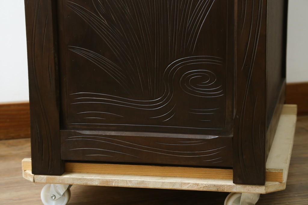 和製ヴィンテージ　伝統工芸　軽井沢彫り　大胆にあしらわれた菖蒲の彫りが存在感を放つサイドチェスト　(R-055709)