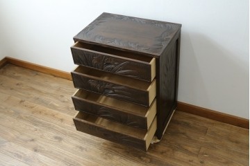 和製ヴィンテージ　伝統工芸　軽井沢彫り　大胆にあしらわれた菖蒲の彫りが存在感を放つサイドチェスト　(R-055709)