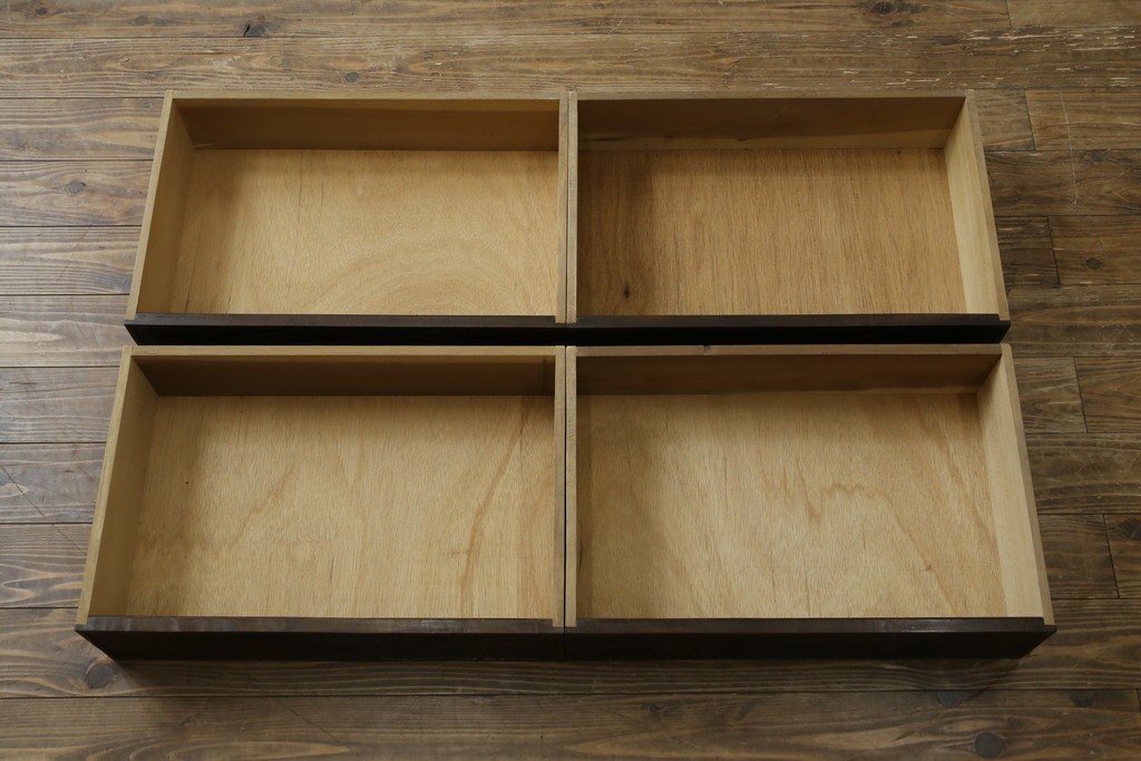 和製ヴィンテージ　伝統工芸　軽井沢彫り　大胆にあしらわれた菖蒲の彫りが存在感を放つサイドチェスト　(R-055709)