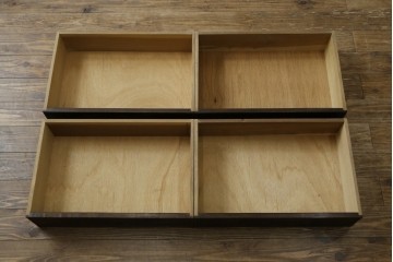 和製ヴィンテージ　伝統工芸　軽井沢彫り　大胆にあしらわれた菖蒲の彫りが存在感を放つサイドチェスト　(R-055709)