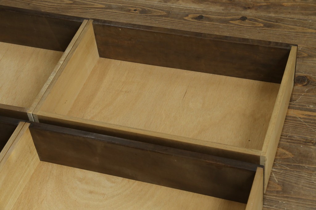 和製ヴィンテージ　伝統工芸　軽井沢彫り　大胆にあしらわれた菖蒲の彫りが存在感を放つサイドチェスト　(R-055709)