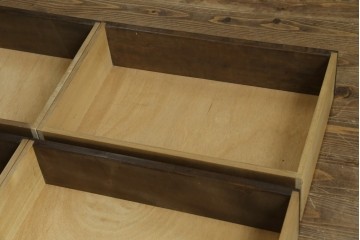 和製ヴィンテージ　伝統工芸　軽井沢彫り　大胆にあしらわれた菖蒲の彫りが存在感を放つサイドチェスト　(R-055709)