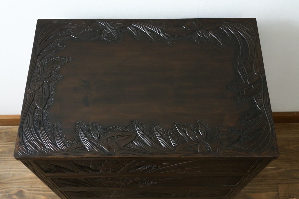 和製ヴィンテージ　伝統工芸　軽井沢彫り　大胆にあしらわれた菖蒲の彫りが存在感を放つサイドチェスト　(R-055709)