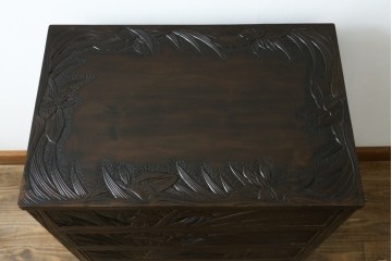 和製ヴィンテージ　伝統工芸　軽井沢彫り　大胆にあしらわれた菖蒲の彫りが存在感を放つサイドチェスト　(R-055709)