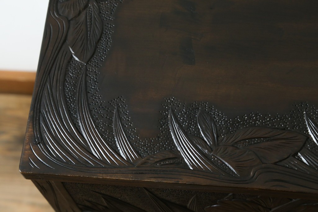 和製ヴィンテージ　伝統工芸　軽井沢彫り　大胆にあしらわれた菖蒲の彫りが存在感を放つサイドチェスト　(R-055709)