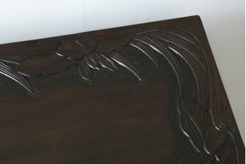 和製ヴィンテージ　伝統工芸　軽井沢彫り　大胆にあしらわれた菖蒲の彫りが存在感を放つサイドチェスト　(R-055709)