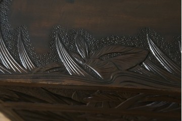 和製ヴィンテージ　伝統工芸　軽井沢彫り　大胆にあしらわれた菖蒲の彫りが存在感を放つサイドチェスト　(R-055709)