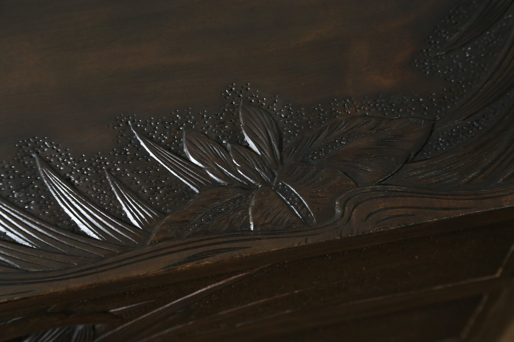 和製ヴィンテージ　伝統工芸　軽井沢彫り　大胆にあしらわれた菖蒲の彫りが存在感を放つサイドチェスト　(R-055709)