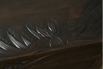 和製ヴィンテージ　伝統工芸　軽井沢彫り　大胆にあしらわれた菖蒲の彫りが存在感を放つサイドチェスト　(R-055709)