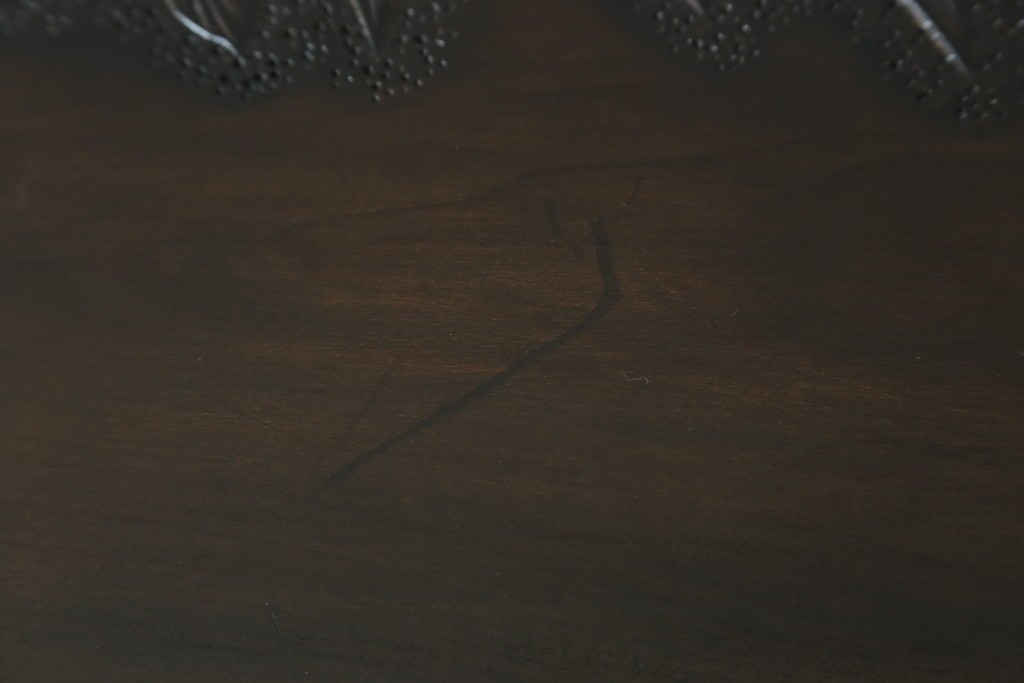 和製ヴィンテージ　伝統工芸　軽井沢彫り　大胆にあしらわれた菖蒲の彫りが存在感を放つサイドチェスト　(R-055709)