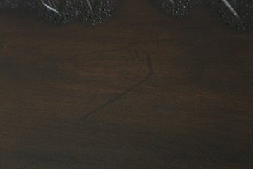 和製ヴィンテージ　伝統工芸　軽井沢彫り　大胆にあしらわれた菖蒲の彫りが存在感を放つサイドチェスト　(R-055709)