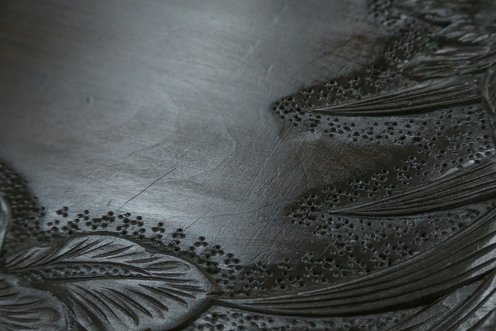 和製ヴィンテージ　伝統工芸　軽井沢彫り　大胆にあしらわれた菖蒲の彫りが存在感を放つサイドチェスト　(R-055709)