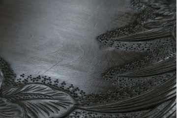 和製ヴィンテージ　伝統工芸　軽井沢彫り　大胆にあしらわれた菖蒲の彫りが存在感を放つサイドチェスト　(R-055709)