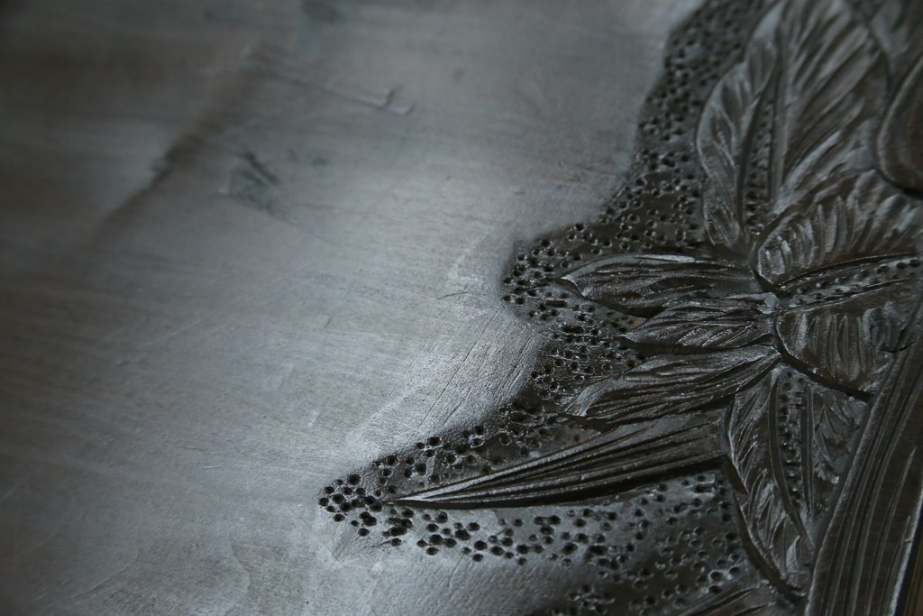 和製ヴィンテージ　伝統工芸　軽井沢彫り　大胆にあしらわれた菖蒲の彫りが存在感を放つサイドチェスト　(R-055709)