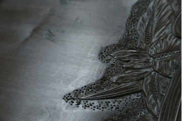 和製ヴィンテージ　伝統工芸　軽井沢彫り　大胆にあしらわれた菖蒲の彫りが存在感を放つサイドチェスト　(R-055709)