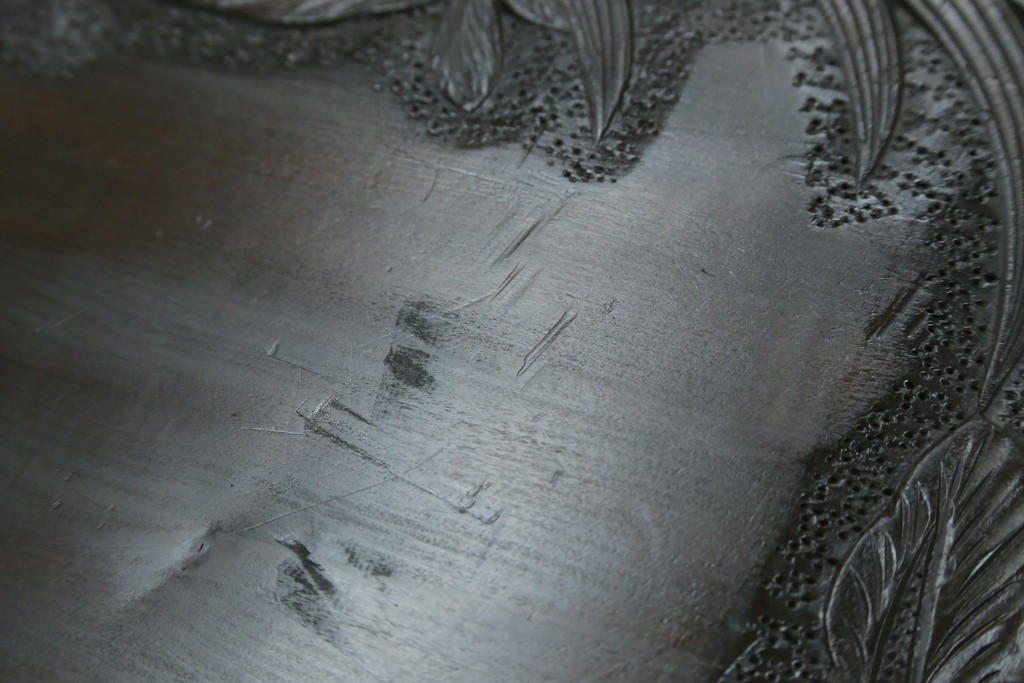 和製ヴィンテージ　伝統工芸　軽井沢彫り　大胆にあしらわれた菖蒲の彫りが存在感を放つサイドチェスト　(R-055709)