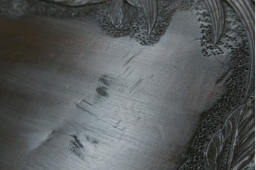 和製ヴィンテージ　伝統工芸　軽井沢彫り　大胆にあしらわれた菖蒲の彫りが存在感を放つサイドチェスト　(R-055709)