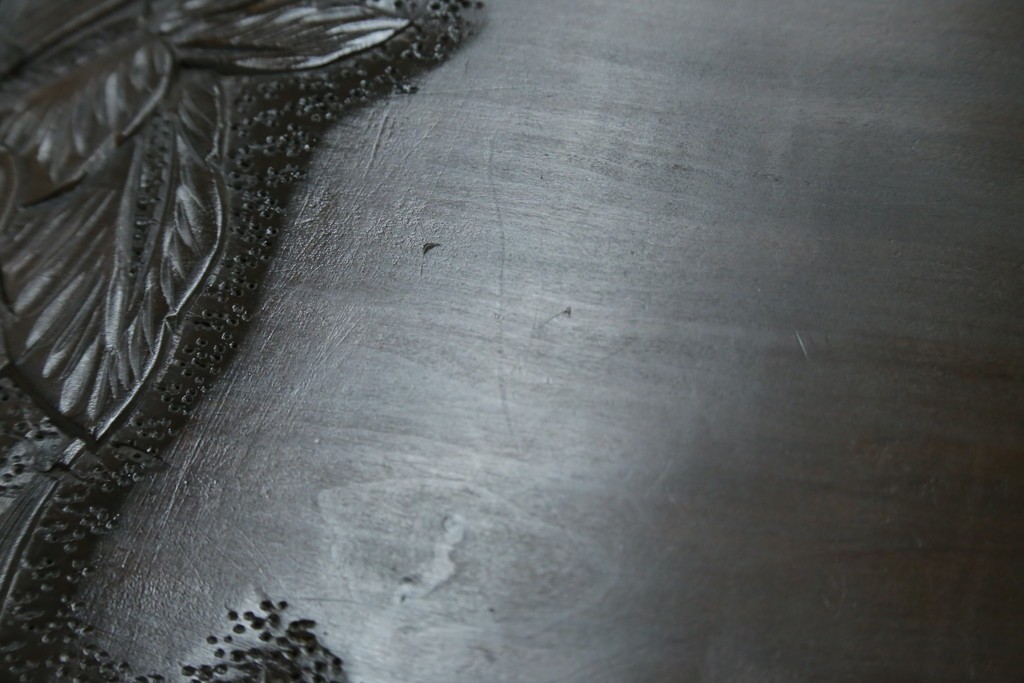 和製ヴィンテージ　伝統工芸　軽井沢彫り　大胆にあしらわれた菖蒲の彫りが存在感を放つサイドチェスト　(R-055709)