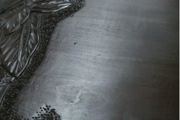 和製ヴィンテージ　伝統工芸　軽井沢彫り　大胆にあしらわれた菖蒲の彫りが存在感を放つサイドチェスト　(R-055709)