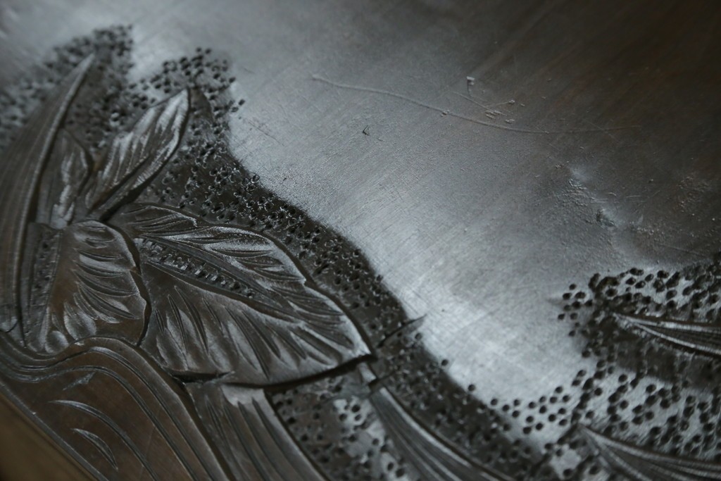 和製ヴィンテージ　伝統工芸　軽井沢彫り　大胆にあしらわれた菖蒲の彫りが存在感を放つサイドチェスト　(R-055709)