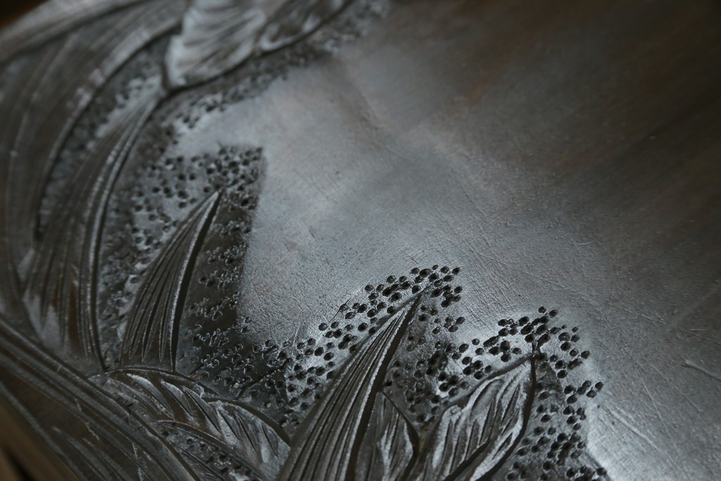 和製ヴィンテージ　伝統工芸　軽井沢彫り　大胆にあしらわれた菖蒲の彫りが存在感を放つサイドチェスト　(R-055709)