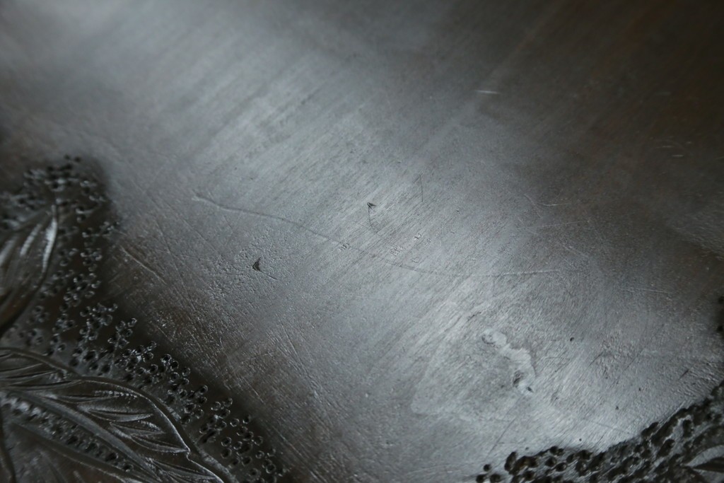 和製ヴィンテージ　伝統工芸　軽井沢彫り　大胆にあしらわれた菖蒲の彫りが存在感を放つサイドチェスト　(R-055709)