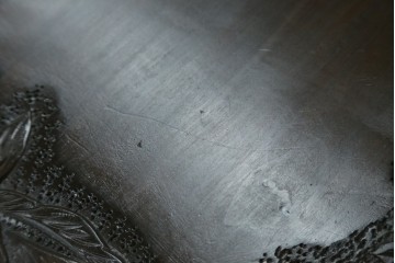 和製ヴィンテージ　伝統工芸　軽井沢彫り　大胆にあしらわれた菖蒲の彫りが存在感を放つサイドチェスト　(R-055709)