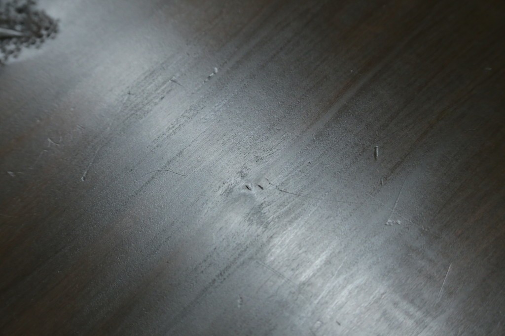 和製ヴィンテージ　伝統工芸　軽井沢彫り　大胆にあしらわれた菖蒲の彫りが存在感を放つサイドチェスト　(R-055709)